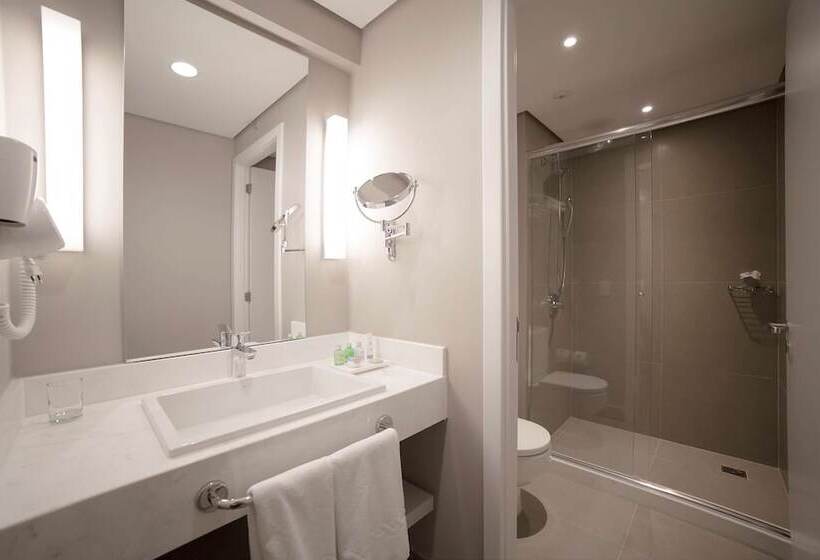 اتاق خانوادگی, NH Curitiba The Five