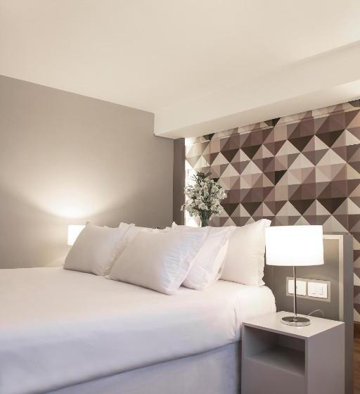 غرفة قياسية ثلاثية, NH Curitiba The Five