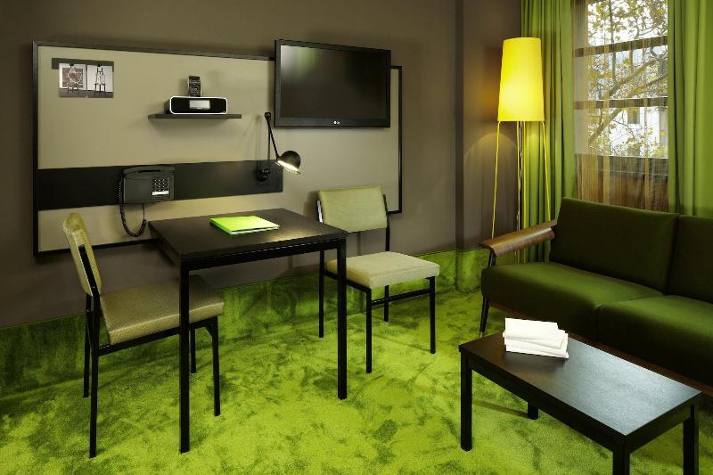 اتاق خانوادگی, NH Curitiba The Five