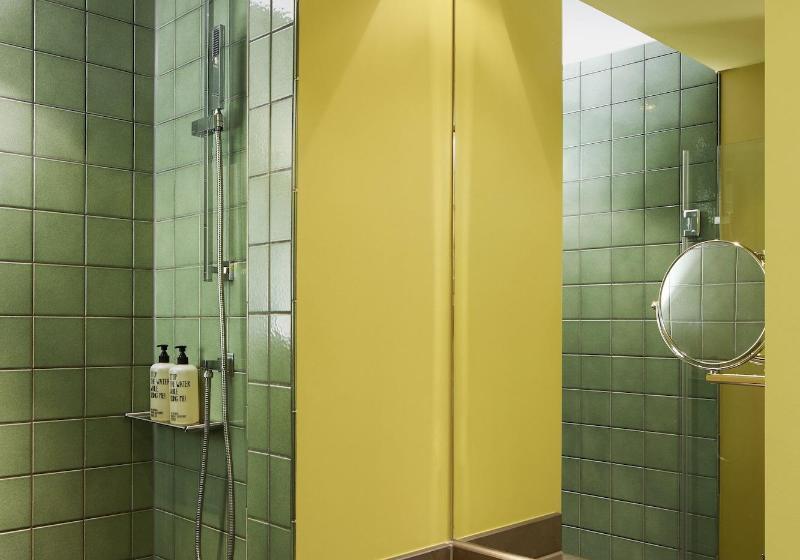 اتاق خانوادگی, NH Curitiba The Five