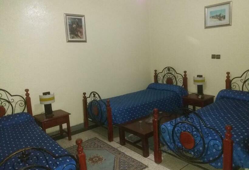 חדר סטנדרט לשלושה, Tiout