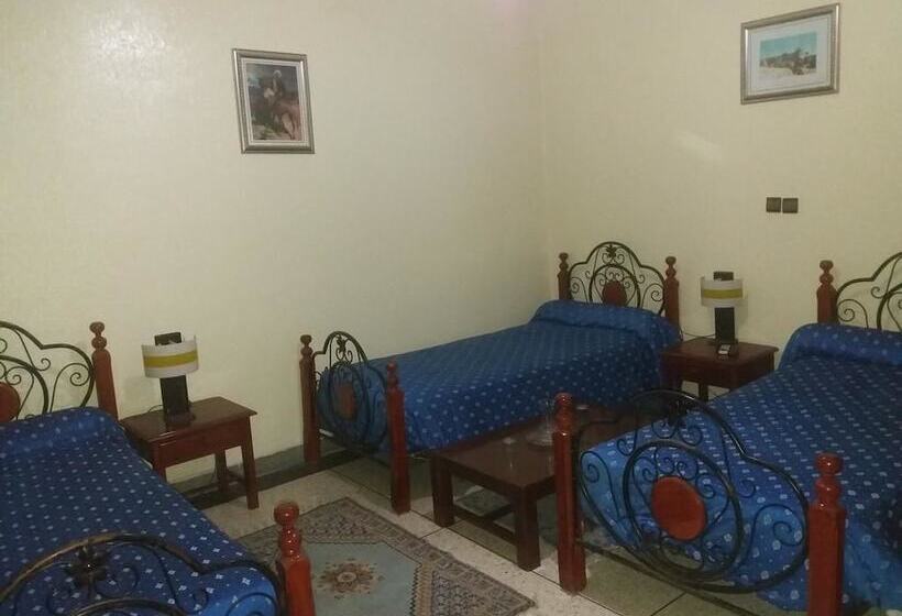 חדר סטנדרט לשלושה, Tiout