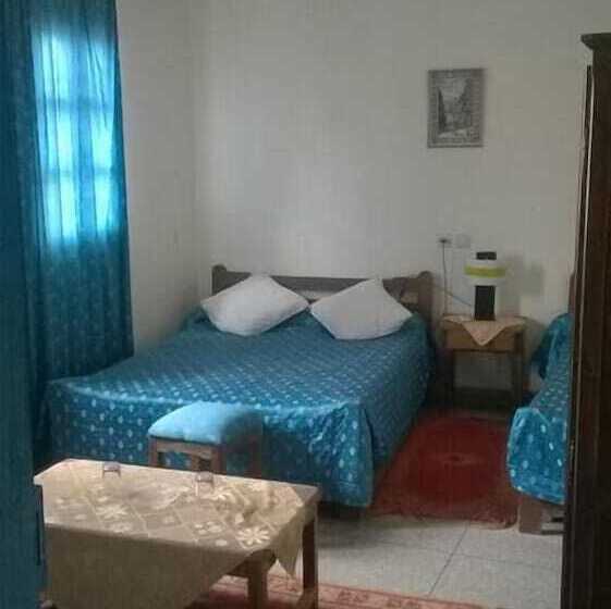 חדר סטנדרט לשלושה, Tiout