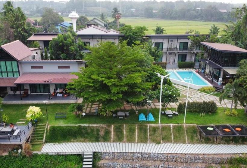 Családi Szoba, ชิดชายชล รีสอร์ท น่าน