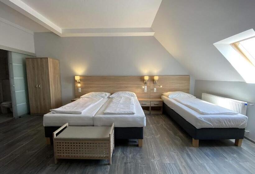 חדר משפחתי, Kis Szieszta Panzió