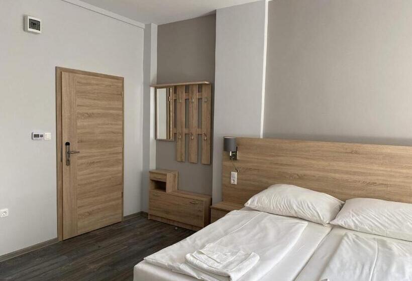 패밀리 룸, Kis Szieszta Panzió