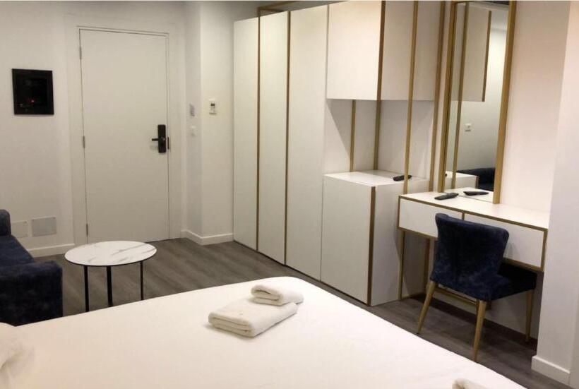 디럭스 4인 룸, Bar Restorant Ylli