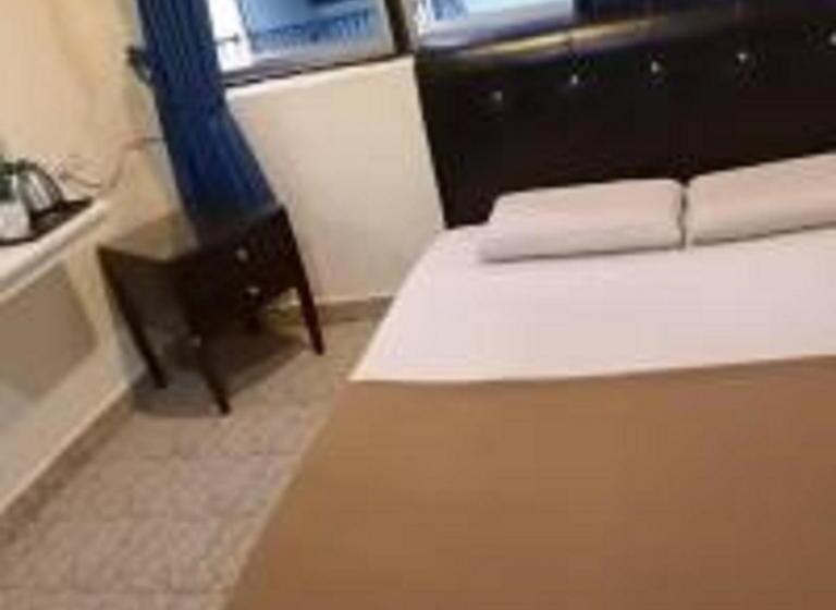 חדר אקונומי, Emerald Inn