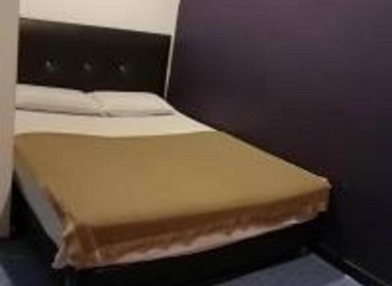 חדר קומפורט לשלושה, Emerald Inn