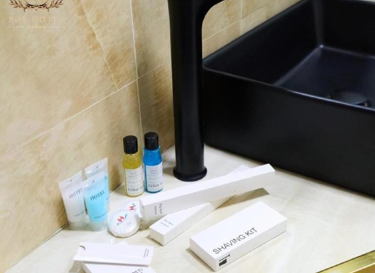 חדר סטנדרט לשלושה, Sabir