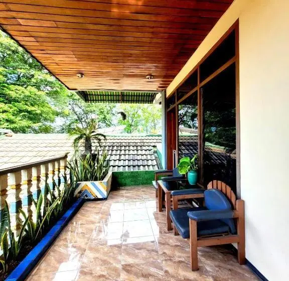 Habitació Triple Deluxe, Dirgahayu Ponorogo