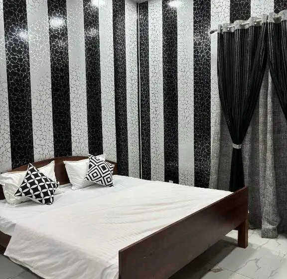 اتاق استاندارد با سرویس بهداشتی مشترک, Ujjayini Home Stay