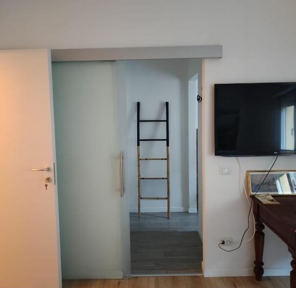 Номер Deluxe Кровать Кинг, Varenna Guest House 2
