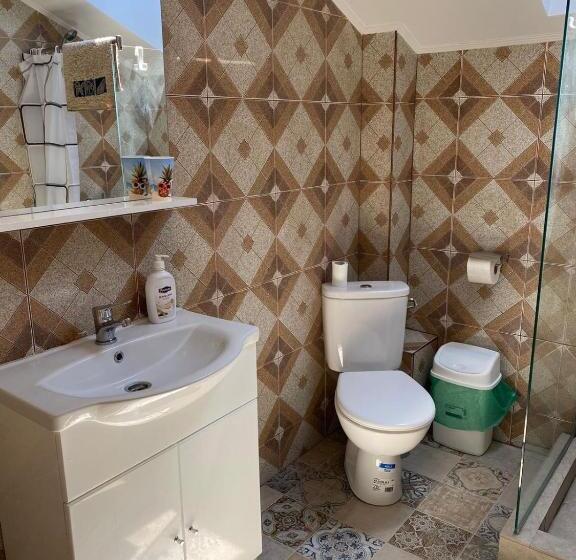 سوییت خانوادگی, Pensiunea Casa Albă