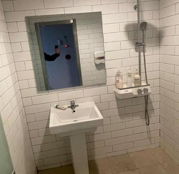 מיטה בחדר משותף, Halla Guest House