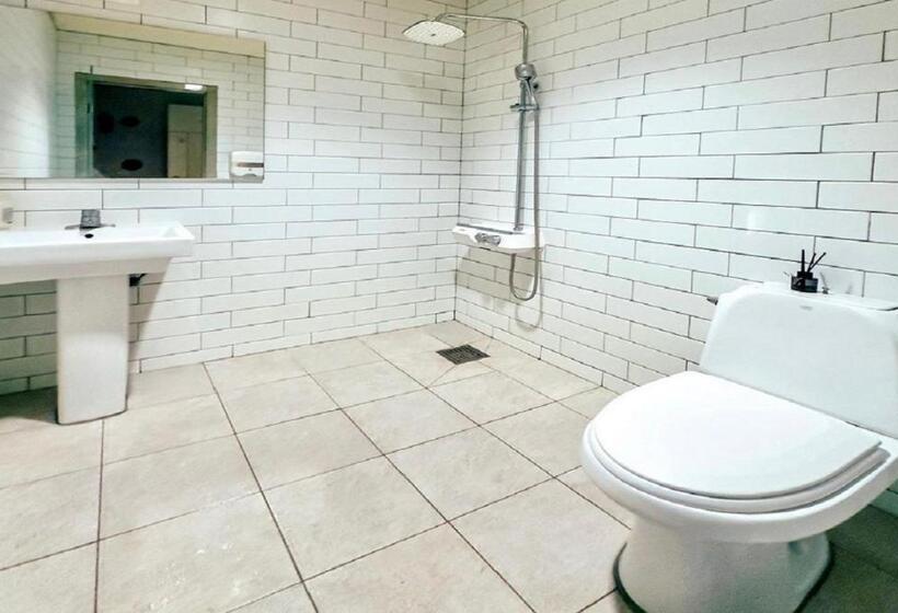 تختخواب در اتاق مشترک, Halla Guest House