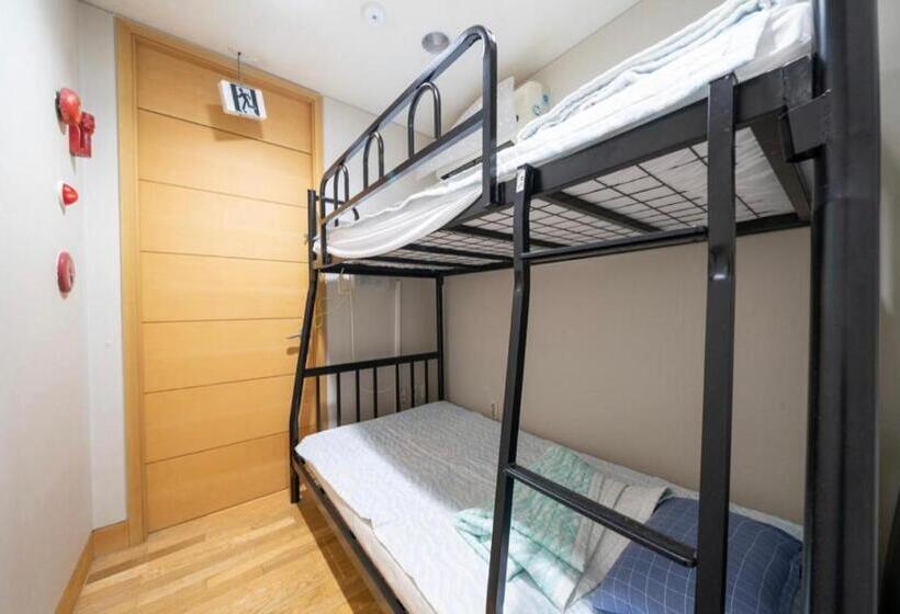 מיטה בחדר משותף, Halla Guest House