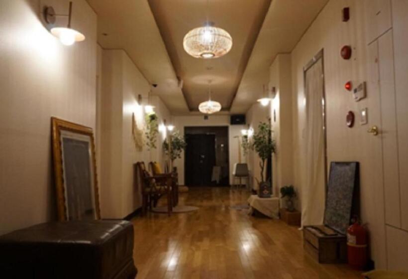 تختخواب در اتاق مشترک, Halla Guest House