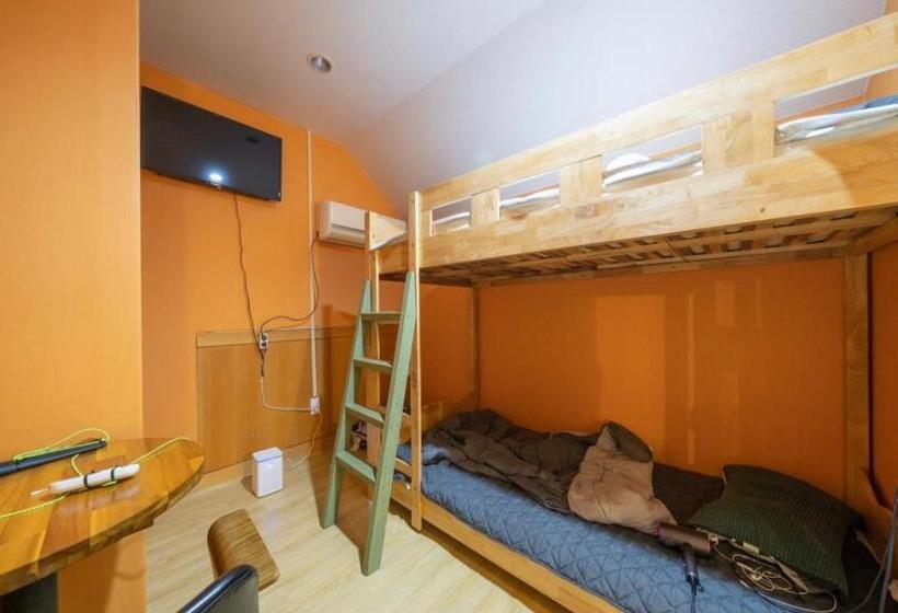 מיטה בחדר משותף, Halla Guest House