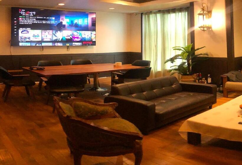 تختخواب در اتاق مشترک, Halla Guest House