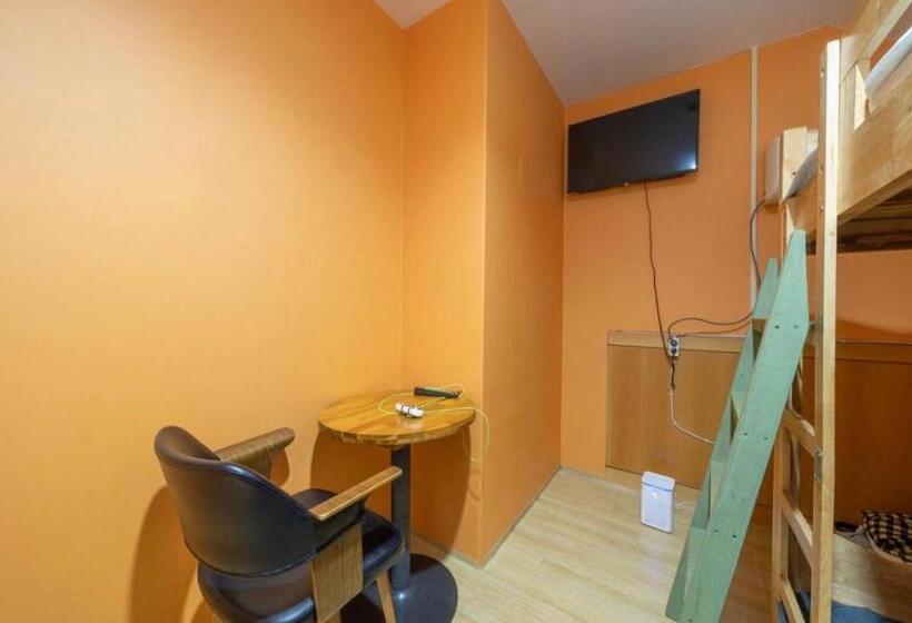 تختخواب در اتاق مشترک, Halla Guest House