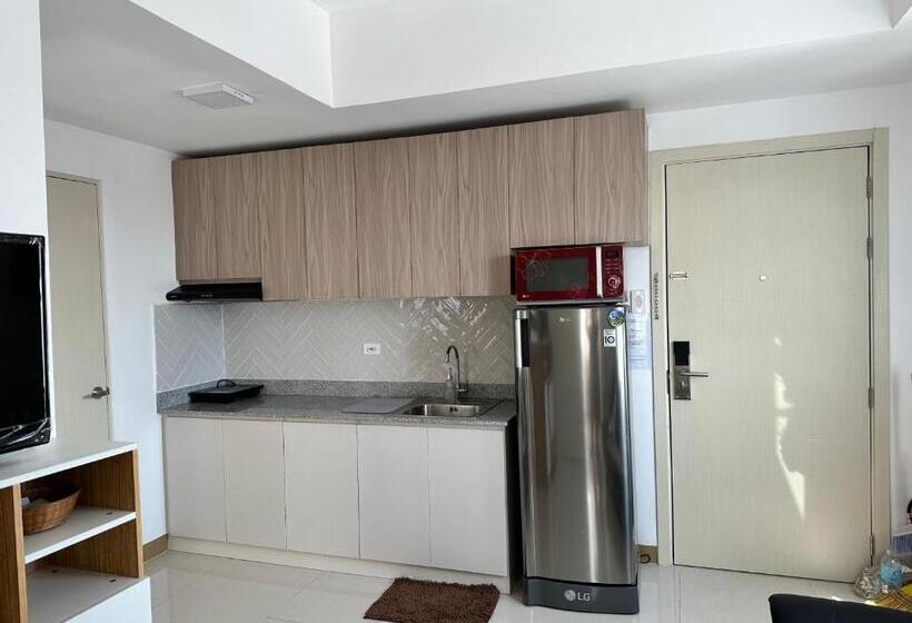 Апартаменты 2 Спальни, Bright & Breezy 2 Br Unit With Balcony