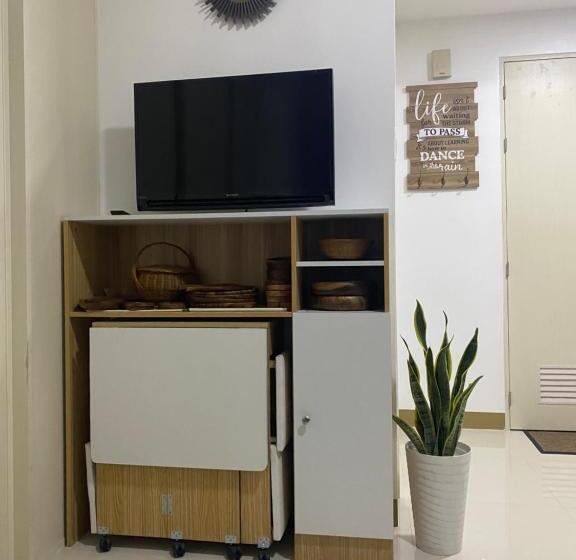 带2个卧室的公寓, Bright & Breezy 2 Br Unit With Balcony