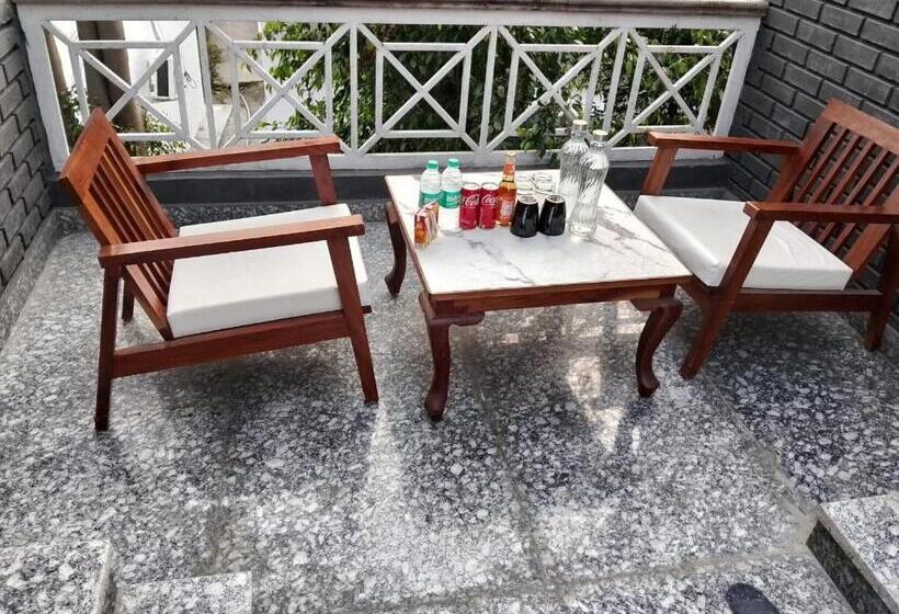 סוויטה משפחתית, The Farmerian Resort