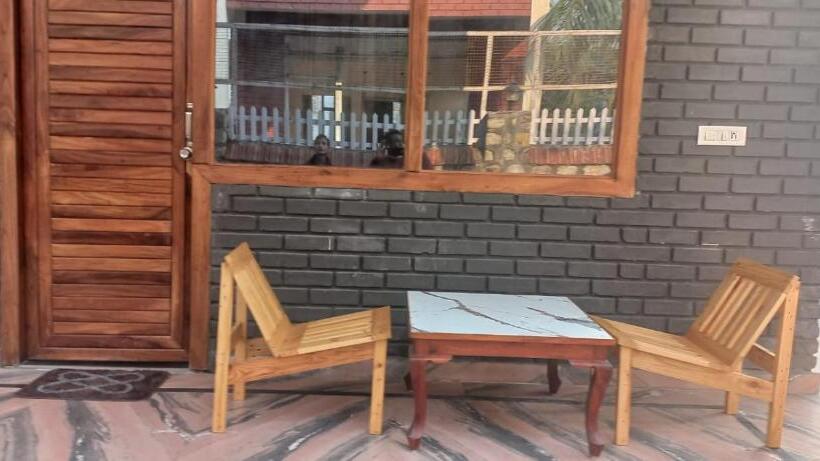 סטודיו סופריור, The Farmerian Resort