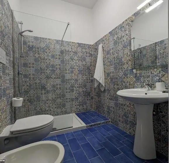 اتاق لوکس با بالکن و چشم‌انداز دریا, Villa Carosino