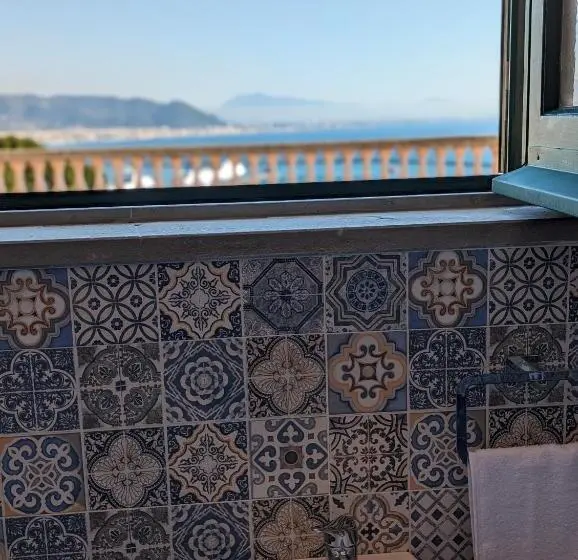 اتاق لوکس با بالکن و چشم‌انداز دریا, Villa Carosino