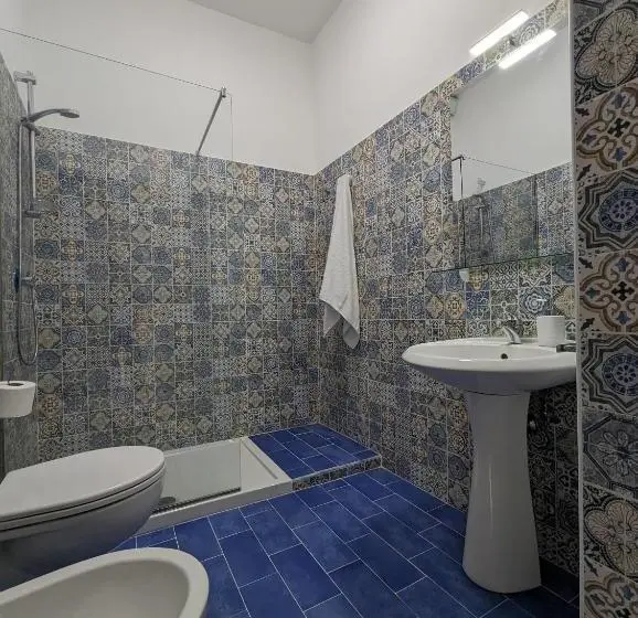 اتاق لوکس با بالکن, Villa Carosino