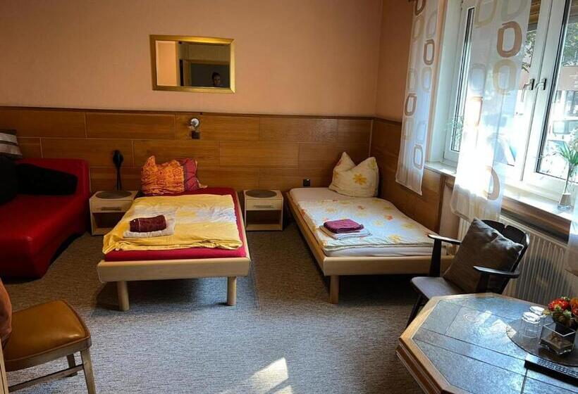 标准三人间, Bender