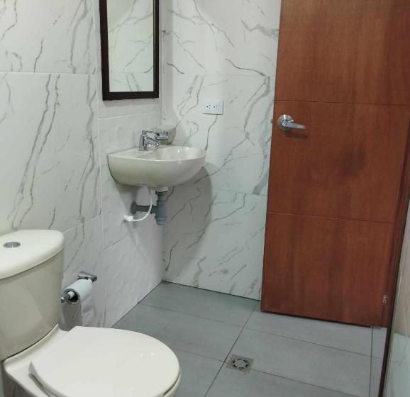 标准间, Colonial House