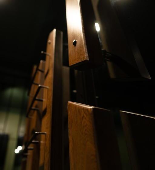 جناح سوبيريور, Hush Hush