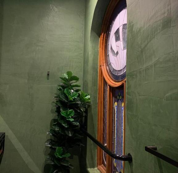 جناح سوبيريور, Hush Hush