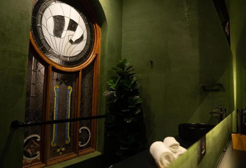 جناح سوبيريور, Hush Hush