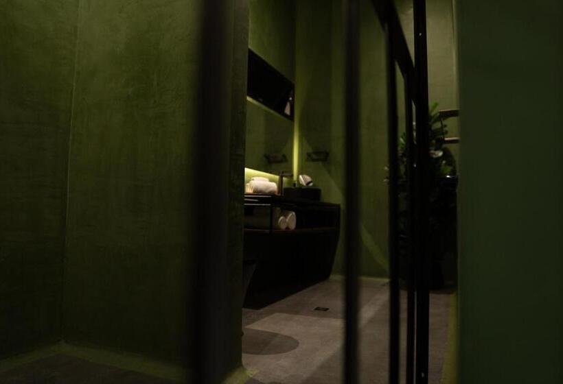 جناح سوبيريور, Hush Hush