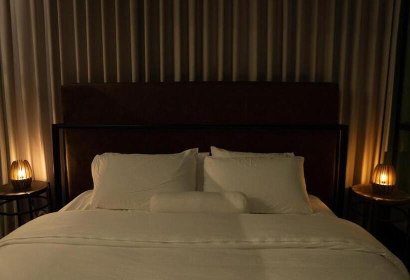 جناح سوبيريور, Hush Hush