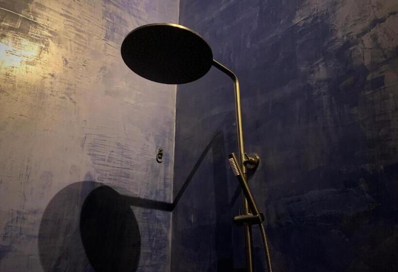 جناح جونيور, Hush Hush