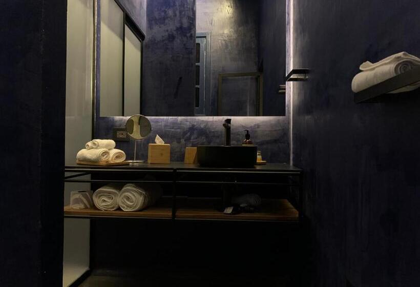 جناح جونيور, Hush Hush