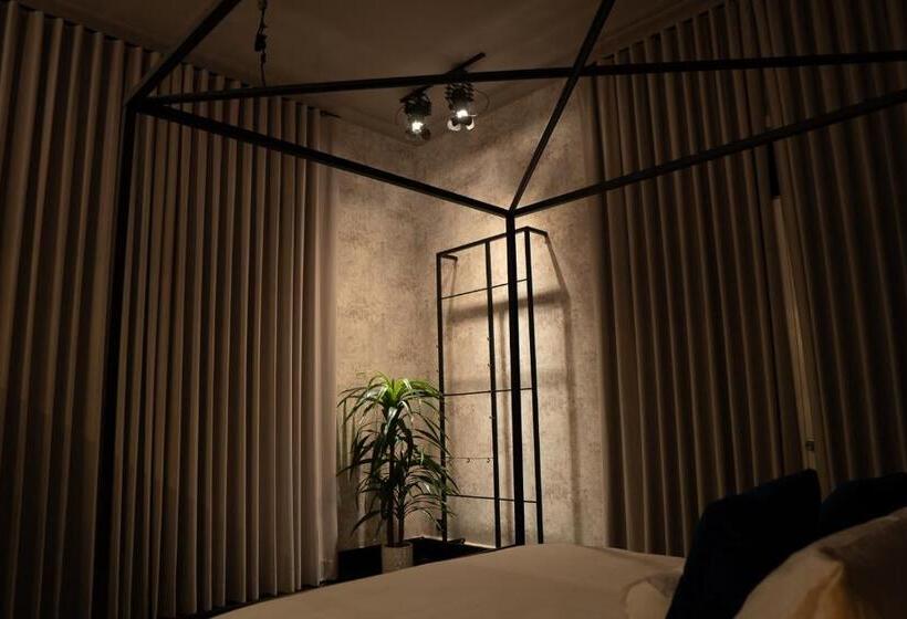 جناح جونيور, Hush Hush