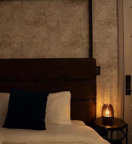 جناح جونيور, Hush Hush