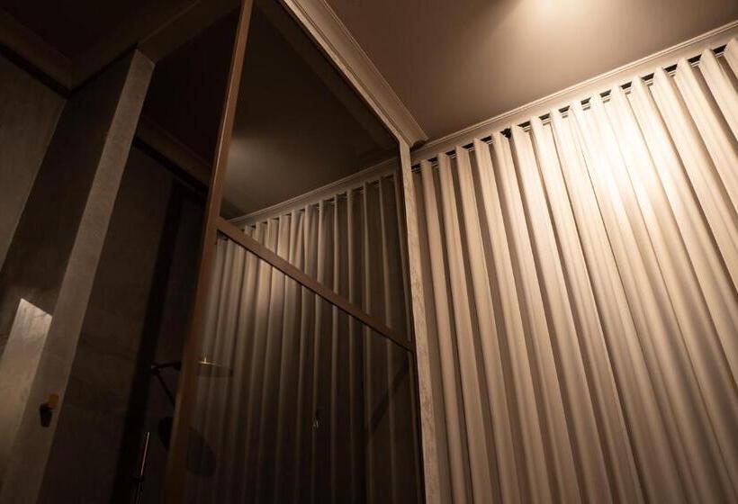 جناح جونيور, Hush Hush