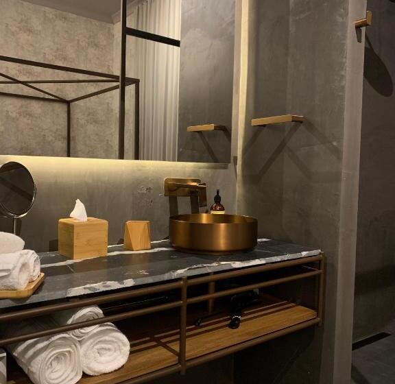 جناح جونيور, Hush Hush