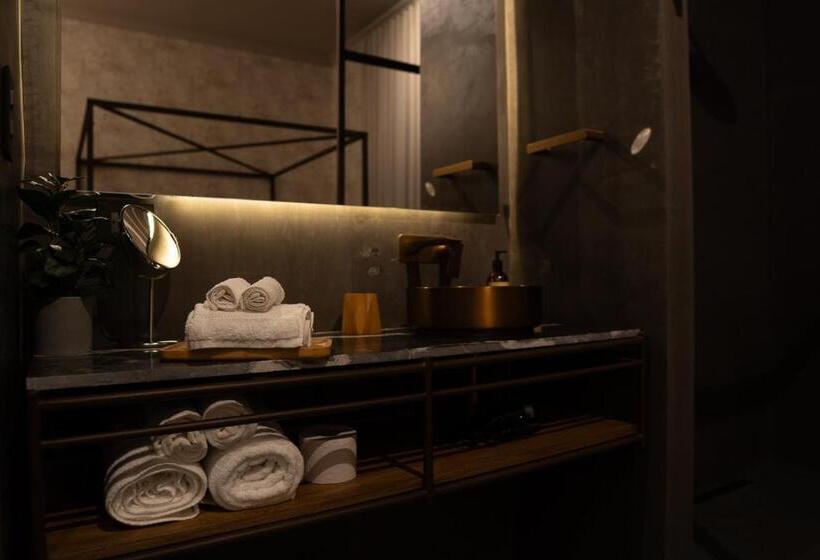 جناح جونيور, Hush Hush