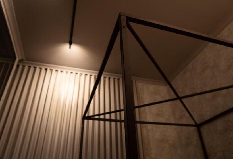 جناح جونيور, Hush Hush