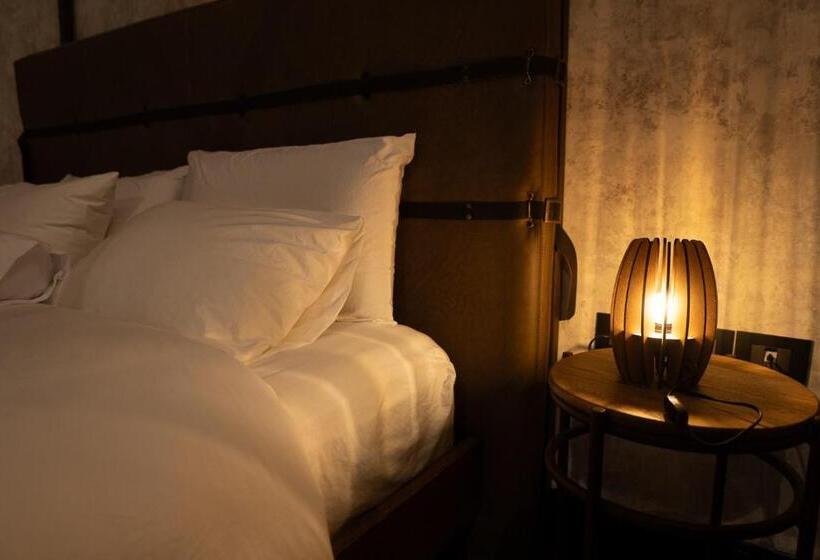 جناح جونيور, Hush Hush