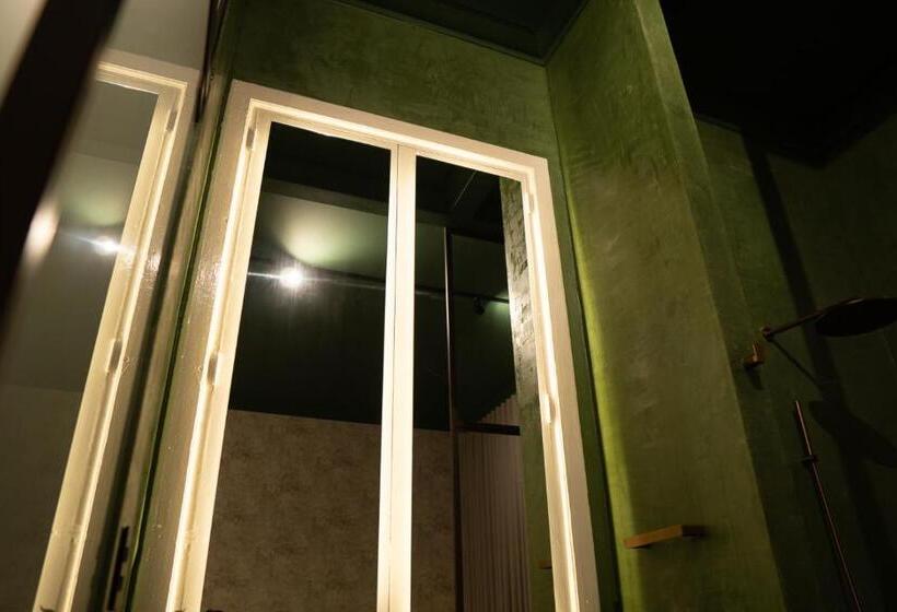 جناح جونيور, Hush Hush