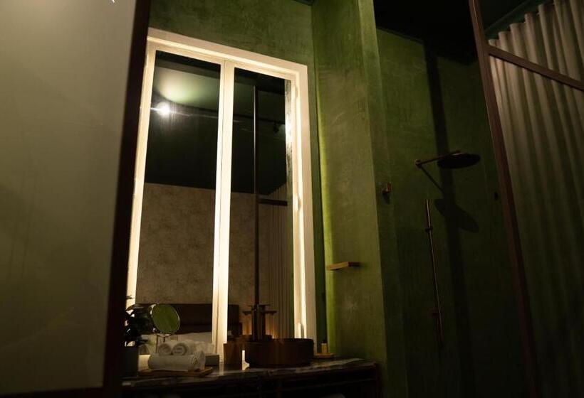 جناح جونيور, Hush Hush